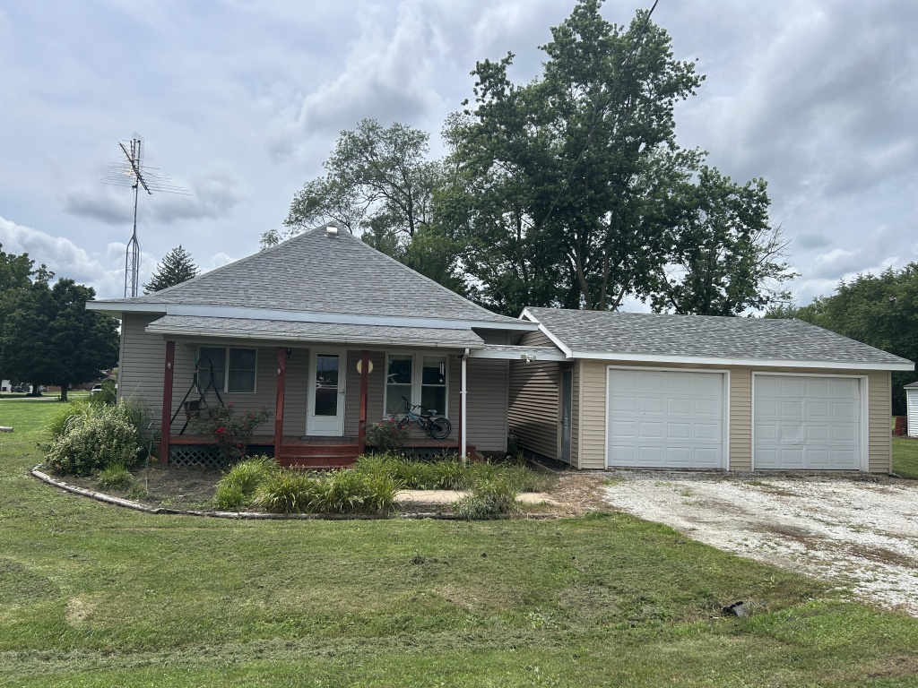 Littleton, Schuyler, Illinois, United States 61452, 4 Bedrooms Bedrooms, 9 Rooms Rooms,2 BathroomsBathrooms,Over 90,000,Available,1453