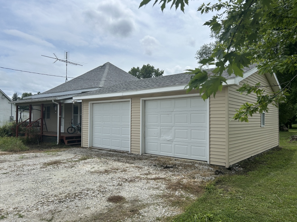 Littleton, Schuyler, Illinois, United States 61452, 4 Bedrooms Bedrooms, 9 Rooms Rooms,2 BathroomsBathrooms,Over 90,000,Available,1453