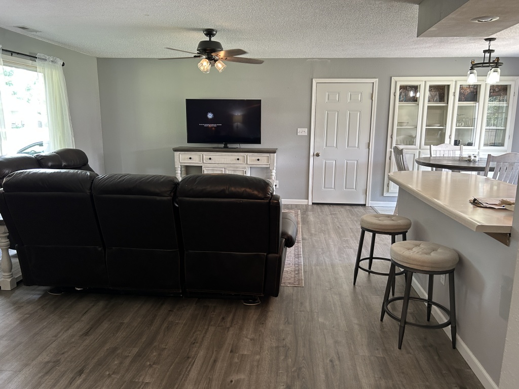 Illinois, United States, 3 Bedrooms Bedrooms, 7 Rooms Rooms,2 BathroomsBathrooms,Over 90,000,Available,896423